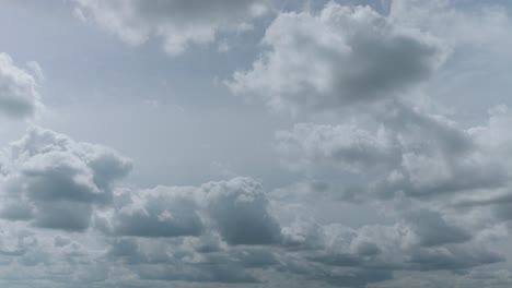 Eine-Große-Wolkenaufnahme-An-Einem-Hellen,-Schönen-Tag