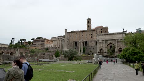 Turistas-Que-Visitan-El-Monumento-Histórico,-El-Foro-Romano-En-Roma.