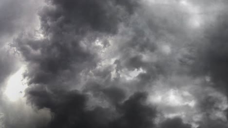 Gewitter-Mit-Blitzeinschlägen-In-Dunklen-Wolken