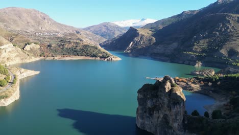 Depósito-De-Agua-De-Canales-De-Sierra-Nevada-Y-Pico-De-La-Montaña-Blanca-En-Andalucía,-España