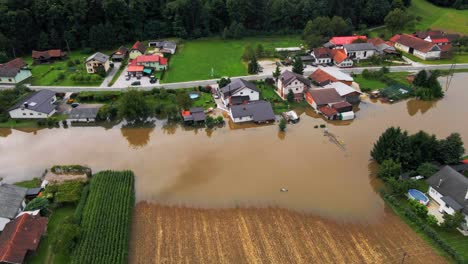 Schreckliche-4K-Drohnenaufnahmen-Aus-Der-Luft-Von-Den-Überschwemmungen-Im-August-In-Der-Slowenischen-Region-Pomurje