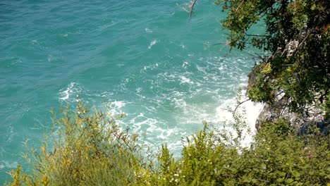 Blick-über-Schäumende-Wellen-Hinaus,-Die-Gegen-Die-Felsige-Küste-Der-Insel-Korfu-Schlagen