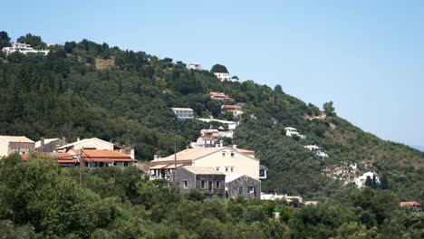 Vista-De-Edificios-Residenciales-Y-Apartamentos-Ubicados-En-La-Ladera-De-La-Montaña-De-La-Isla-De-Corfú.