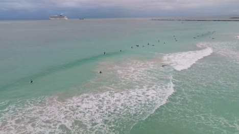 Drohnenvideo-Von-Menschen,-Die-Im-Winter-In-Miami-Beach-Surfen