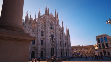 Vista-De-La-Plaza-Del-Duomo-De-Milán-Desde-La-Galleria-Vittorio-Emanuele