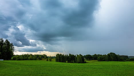 Dunkle,-Stürmische-Regenwolken-Wehen-über-Die-Ländliche-Landschaft---Dramatische-Wolkenlandschaft-Im-Zeitraffer