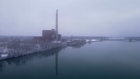 Planta-De-Energía-De-Carbón-Del-Canal-Trenton-Cerrada-Para-Reducir-Las-Emisiones,-Vista-Aérea-De-Drones-Día-De-Invierno-De-Mal-Humor