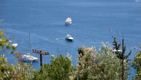 Blick-Auf-Schiffe-Und-Yachten,-Die-Auf-Den-Gewässern-Des-Ionischen-Meeres-In-Der-Nähe-Der-Insel-Korfu-Segeln