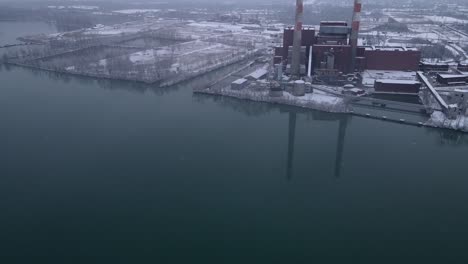 Massive-facilities-of-coal-power-plant-on-bank-of-Detroit-river,-aerial-view