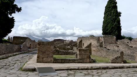 People-walking-through-the-ruïn-streets-of-Pompeii-during-cloudy-day