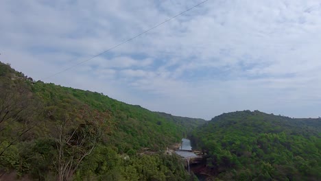Dichte-Grüne-Wälder-Mit-Unberührtem-Wasserfall-Am-Tag-Aus-Flachem-Winkel.-Das-Video-Wurde-An-Den-Krang-Suri-Wasserfällen-In-Meghalaya-Im-Nordosten-Indiens-Aufgenommen