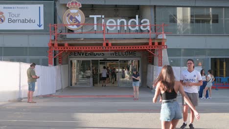 Los-Aficionados-Del-Real-Madrid-Entran-En-La-Tienda-Oficial-Del-Equipo-En-El-Estadio-De-Fútbol-Santiago-Bernabeu,-Que-Está-Completando-Su-Nueva-Renovación