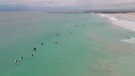 Drohnenvideo-Von-Surfern,-Die-Im-Winter-Am-Miami-Beach-Auf-Eine-Welle-Warten