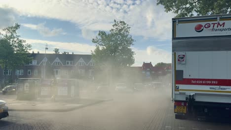 Feuerwehrmann-Löscht-Brennenden-Mülleimer-Meeuwenlaan-Amsterdam-Nord