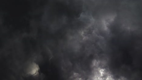 Entfernter-Donner-Und-Blitzende-Dunkle-Wolken