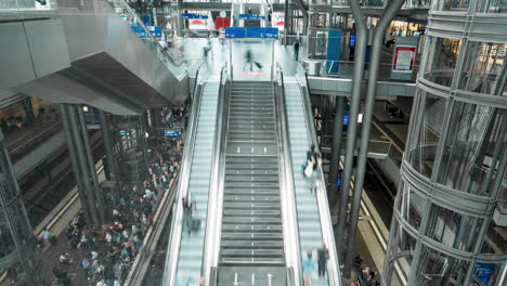 Escaleras-Mecánicas-Y-Ascensor-En-Movimiento-Con-Multitud-De-Pasajeros-En-La-Estación-Central-De-Berlín-En-Alemania