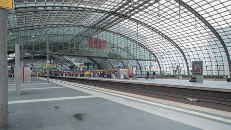 Berlin-Hauptbahnhof---Ankunft-Und-Abfahrt-Des-Zuges-Am-Berliner-Hauptbahnhof-In-Berlin,-Deutschland