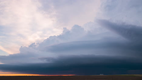 Erstaunliche-Struktur-Bei-Sonnenuntergang-Mit-Einer-Vor-Einem-Tornado-Gewarnten-Superzelle-In-Kansas