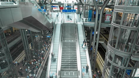 Gente-Subiendo-Y-Bajando-Las-Escaleras-Mecánicas-Y-Ascensores-Dentro-De-La-Estación-Central-De-Berlín-En-Alemania