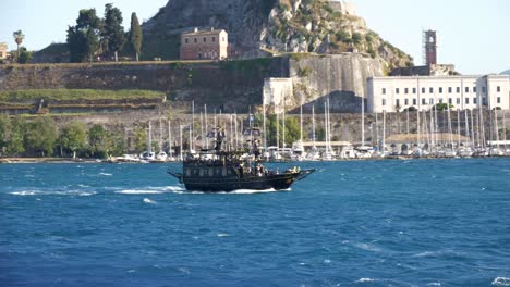 Ein-Touristisches-Piratenschiff,-Das-Durch-Die-Unruhigen-Gewässer-Des-Ionischen-Meeres-In-Der-Nähe-Der-Insel-Korfu-Segelt