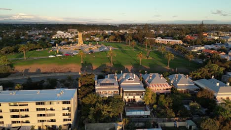 Drohne-Fliegt-Bei-Sonnenuntergang-über-Dem-Kriegsdenkmal-In-Fremantle,-Australien-–-Dolly-Aufnahme
