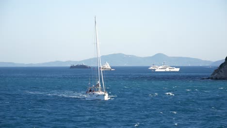 Segelboot-Und-Fähren-Segeln-Auf-Dem-Blauen-Wasser-Des-Ionischen-Meeres-In-Der-Nähe-Der-Insel-Korfu
