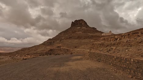 Tour-Por-El-Desierto-Al-Pueblo-Troglodita-De-Ksar-Guermessa-En-Túnez-En-Un-Día-Nublado