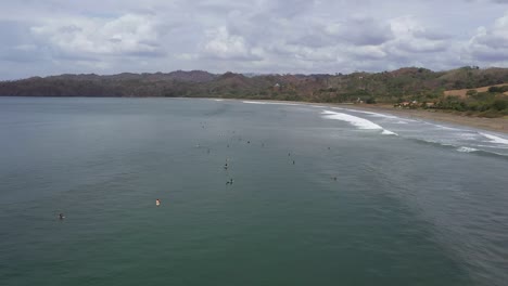 Vista-Aérea-De-Un-Grupo-De-Surfistas-En-El-Mar-En-Panamá.