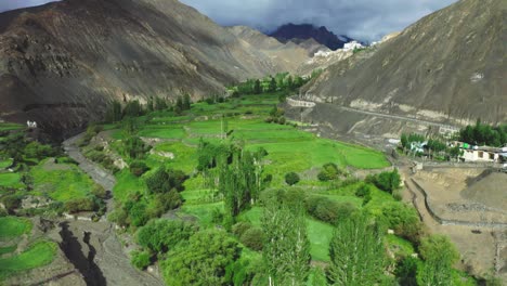 Vista-Aérea-De-Leh-Ladakh-Hermosas-Montañas,-Río,-Viajes,-Himalaya,-Hermoso-Paisaje-De-Caminos-Rurales-Alrededor-Con-Fondo-De-Montaña-Y-Cielo-En-Leh
