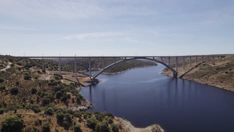 Vista-Aérea-Del-Viaducto-Del-Tren-De-Alta-Velocidad-Sobre-El-Río-Almonte-En-Cáceres,-Extremadura.