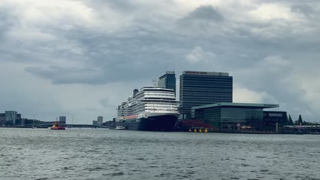 Enorme-Crucero-En-La-Terminal-De-Pasajeros-En-El-Centro-De-La-Ciudad-De-Ámsterdam.