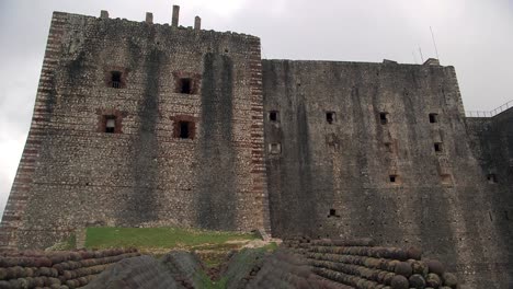 Cannon-balls,-Tilt-to-fortress.-La-Citadelle,-Haiti