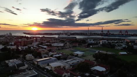 Luftaufnahme-Von-Fremantle-Mit-Hafen-Im-Hintergrund-In-Perth-Bei-Sonnenuntergang,-Westaustralien