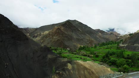 Vista-Cinematográfica-Aérea-De-Una-Carretera-Panorámica-Que-Cruza-El-Valle-Entre-Las-Montañas,-Leh,-Ladakh,-India