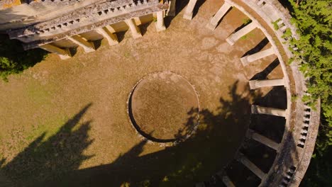 Luftaufnahme-Eines-Römisch-Inspirierten-Säulentorbogens-Im-Garten-Des-Chateau-De-Castille