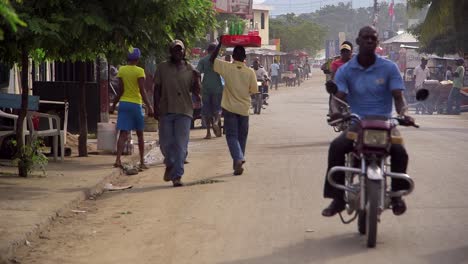 Gente-Caminando-Por-Las-Concurridas-Calles-De-Ounaminthe,-Haití