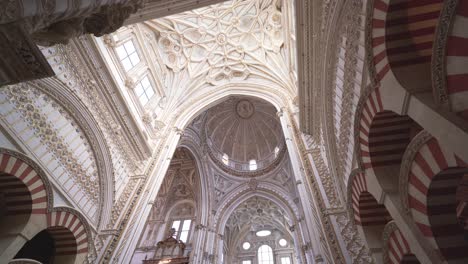Vista-Inclinada-Hacia-Abajo-Vista-Interior-De-La-Catedral-Gótica-De-Córdoba-En-La-Mezquita-Catedral