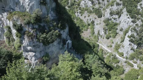 Drohnenaufnahmen-Von-„Santuario-Madonna-Della-Grotta“,-Einer-Wunderschönen-Kleinen-Kirche-Im-Inneren-Des-Berges