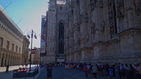 long-queue-for-tourist-waiting-to-visit-milan-duomo-cathedral-in-downtown