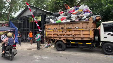 Indonesien-–-4.-August-2023:-Die-Städtische-Müllabfuhr-Ist-Voll