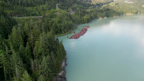 Luftaufnahme-Der-Howe-Sound-Küste-Mit-Schwimmendem-Holzeinschlag,-Squamish,-BC,-Kanada