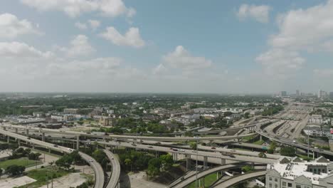 Panorama-Aéreo-De-Drones-De-Izquierda-A-Derecha-Del-Metro-De-Houston-Desde-El-Sureste-Al-Noroeste-Desde-El-Intercambio-I-45-I-69-En-Houston-Texas