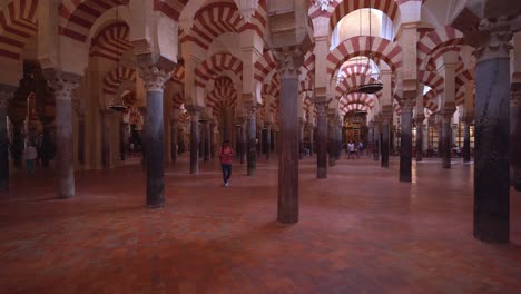 Vista-Interior-De-La-Catedral-De-La-Mezquita-De-La-Mezquita-De-Córdoba
