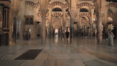 Vista-Interior-De-La-Catedral-De-La-Mezquita-De-La-Mezquita-De-Córdoba