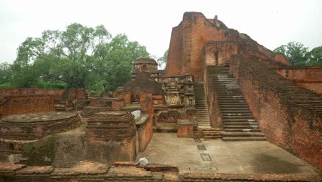 Una-Mirada-Frontal-A-Las-Ruinas-Del-Templo-Principal-En-El-Sitio-De-Nalanda-Mahavihara,-La-Universidad-Monástica-Budista-Más-Antigua-Que-Fue-Demolida-Por-Los-Invasores-Mogoles,-Nublada