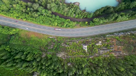 Luftaufnahme-Von-Trans-Canada-Highway,-Eisenbahn-Und-Howe-Sound-Coastline,-Squamish,-BC,-Kanada