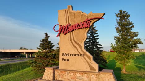 Minnesota-Heißt-Sie-Herzlich-Willkommen.-Schild-Entlang-Des-Interstate-Highway