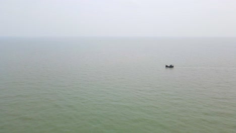 Luftaufnahme:-Winziges-Fischerboot-In-Der-Bucht-Des-Bengalischen-Meerwassers-Nahe-Der-Küste-Bangladeschs