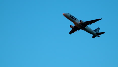 Ein-Flugzeug-Fliegt-Vor-Blauem-Himmelshintergrund---Niedriger-Winkel