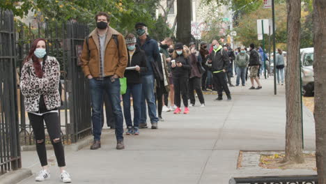 A-long-line-of-people-waiting-to-vote-in-the-2020-presidential-election-in-New-York-City